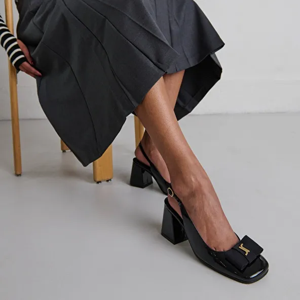 Heeled slingbacks in black patent