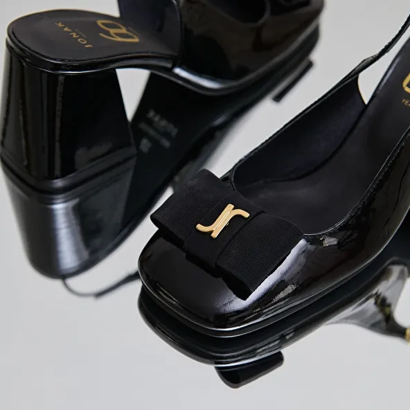 Heeled slingbacks in black patent