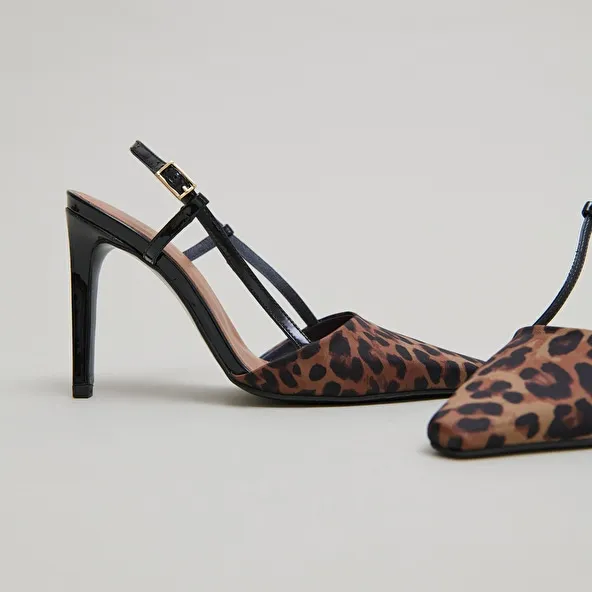 Slingbacks pumps in brown leopard textile and black patent